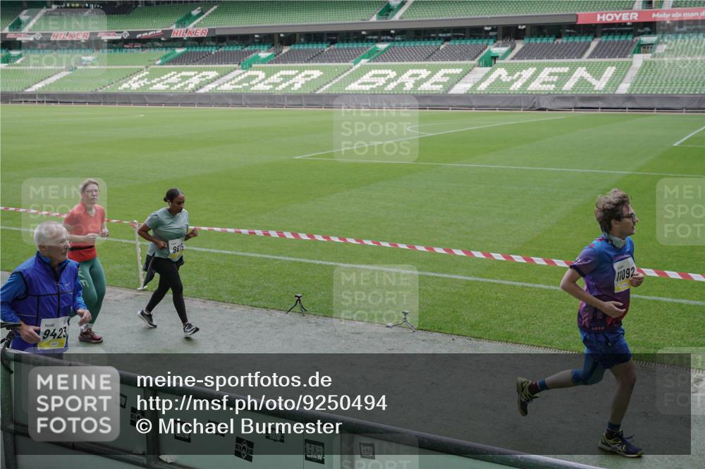 05.10.2025 - 20. swb-Marathon Bremen Michael Burmester http://msf.ph/oto/9250494 05.10.2025 10:40:24 Laufen im Stadion 7779, 7799, 8111, 9205, 9220, 9241, 9245, 9275, 9286, 9308, 9321, 9387, 9423, 9440, 9466, 9491, 9552, 9554, 9571, 9615, 9619, 9623, 9661, 9662, 9690, 9712, 9721, 9786, 9804, 9866, 9901, 9931, 9942, 9976, 10001, 10058, 10081, 10135, 10157, 10160, 10168, 10185, 10192, 10193, 10243, 10286, 10343, 10383, 10419, 10422, 10451, 10532, 10542, 10563, 10580, 10603, 10604, 10619, 10674, 10699, 10737, 11090, 11270, 7789, 7979, 9002, 9180, 9186, 9419, 11044 meine-sportfotos.de