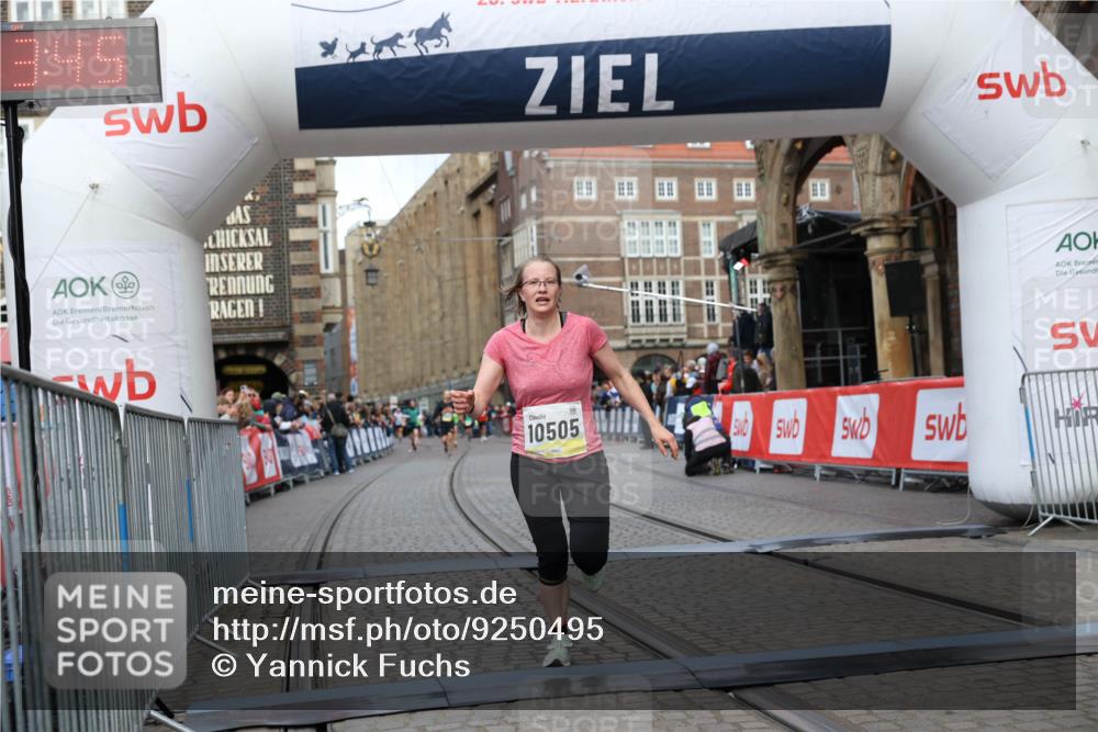 05.10.2025 - 20. swb-Marathon Bremen Yannick Fuchs http://msf.ph/oto/9250495 05.10.2025 10:44:35 Ziel 9361, 10505, 10666 meine-sportfotos.de