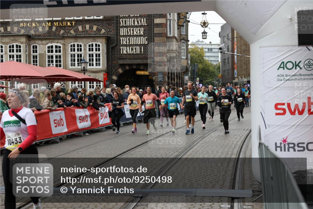 05.10.2025 - 20. swb-Marathon Bremen Yannick Fuchs http://msf.ph/oto/9250498 05.10.2025 11:13:45 Ziel 9242, 10433 meine-sportfotos.de