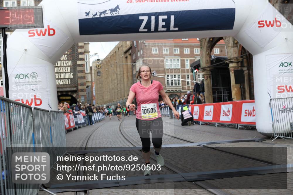 05.10.2025 - 20. swb-Marathon Bremen Yannick Fuchs http://msf.ph/oto/9250503 05.10.2025 10:44:35 Ziel 9361, 10505, 10666 meine-sportfotos.de