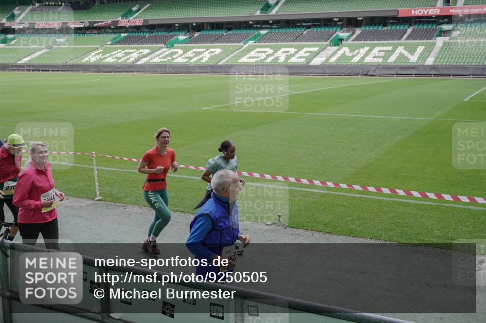 05.10.2025 - 20. swb-Marathon Bremen Michael Burmester http://msf.ph/oto/9250505 05.10.2025 10:40:25 Laufen im Stadion 7779, 7799, 8111, 9205, 9220, 9241, 9245, 9275, 9286, 9308, 9321, 9387, 9423, 9440, 9466, 9491, 9552, 9554, 9571, 9615, 9619, 9623, 9661, 9662, 9690, 9712, 9721, 9786, 9804, 9866, 9901, 9931, 9942, 9976, 10001, 10058, 10081, 10135, 10157, 10160, 10168, 10185, 10192, 10193, 10243, 10286, 10343, 10383, 10419, 10422, 10451, 10532, 10542, 10563, 10580, 10603, 10604, 10619, 10674, 10699, 10737, 11090, 11270, 7779, 7789, 7979, 9002, 9180, 9186, 9419, 11044 meine-sportfotos.de
