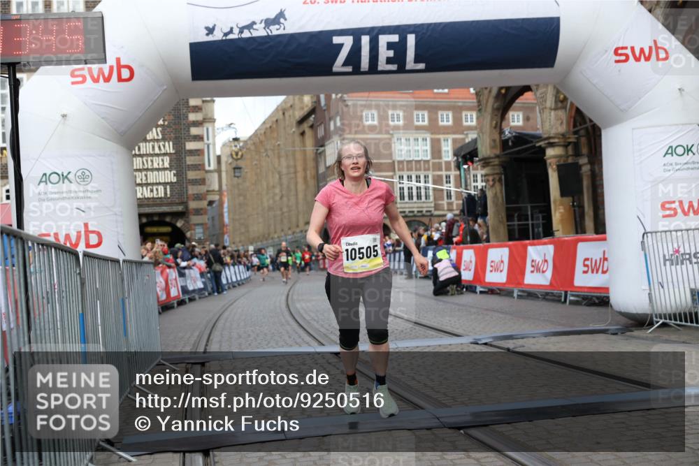 05.10.2025 - 20. swb-Marathon Bremen Yannick Fuchs http://msf.ph/oto/9250516 05.10.2025 10:44:35 Ziel 9361, 10505, 10666 meine-sportfotos.de
