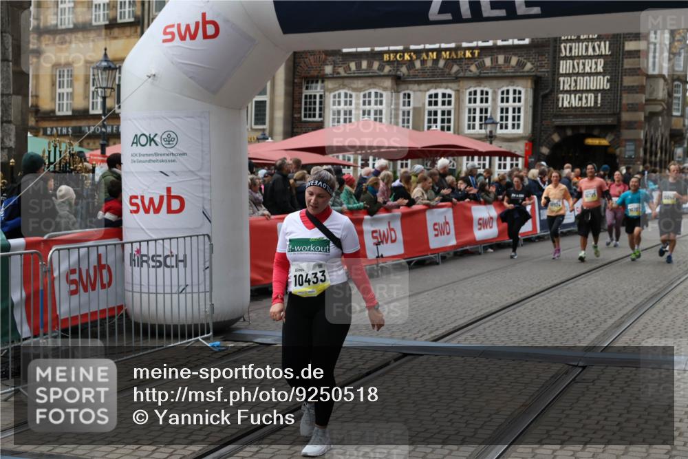 05.10.2025 - 20. swb-Marathon Bremen Yannick Fuchs http://msf.ph/oto/9250518 05.10.2025 11:13:46 Ziel 9242, 10433, 10574, 10707, 11385 meine-sportfotos.de