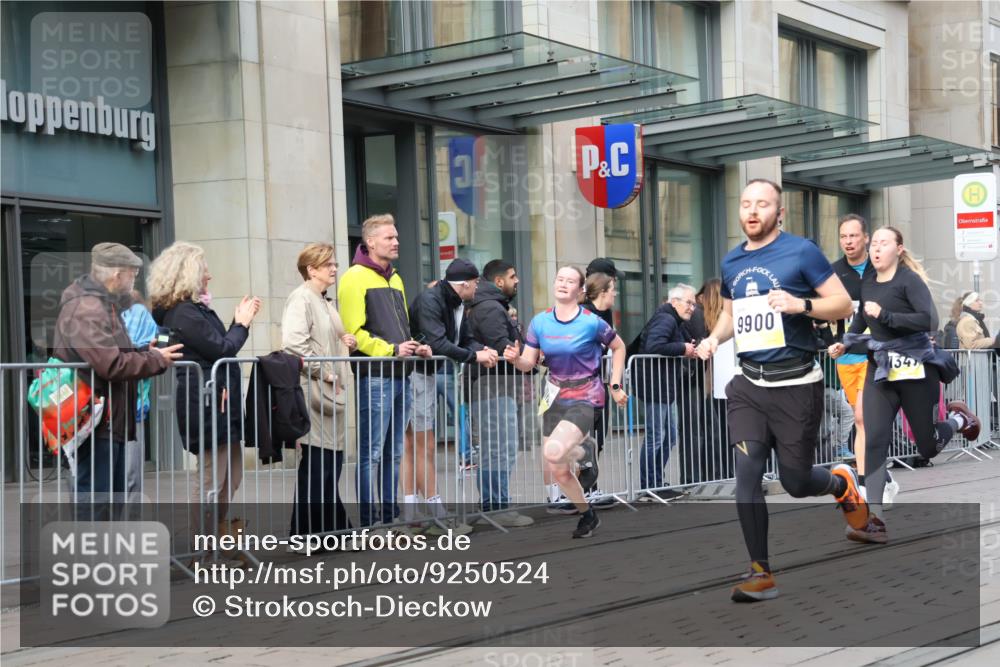 05.10.2025 - 20. swb-Marathon Bremen Strokosch-Dieckow http://msf.ph/oto/9250524 05.10.2025 10:53:58 Ziel 9392, 9402, 9407, 9574, 9633, 9900, 9935, 10019, 10032, 10097, 10234, 10402, 10533, 10631, 10662, 10810, 10915, 11040, 11151, 11203, 11271, 11347, 11449, 9392, 9402, 9407, 9574, 9633, 9900, 9935, 10019, 10032, 10097, 10234, 10402, 10533, 10631, 10662, 10810, 10915, 11040, 11151, 11203, 11271, 11347, 11449 meine-sportfotos.de