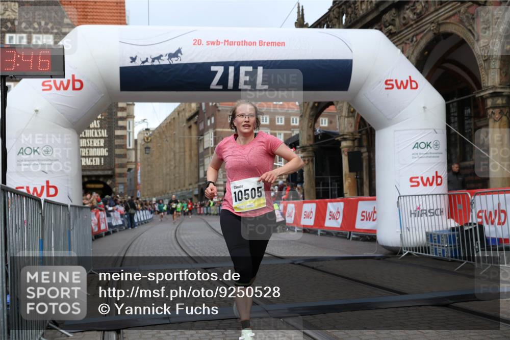 05.10.2025 - 20. swb-Marathon Bremen Yannick Fuchs http://msf.ph/oto/9250528 05.10.2025 10:44:35 Ziel 9361, 10505, 10666 meine-sportfotos.de