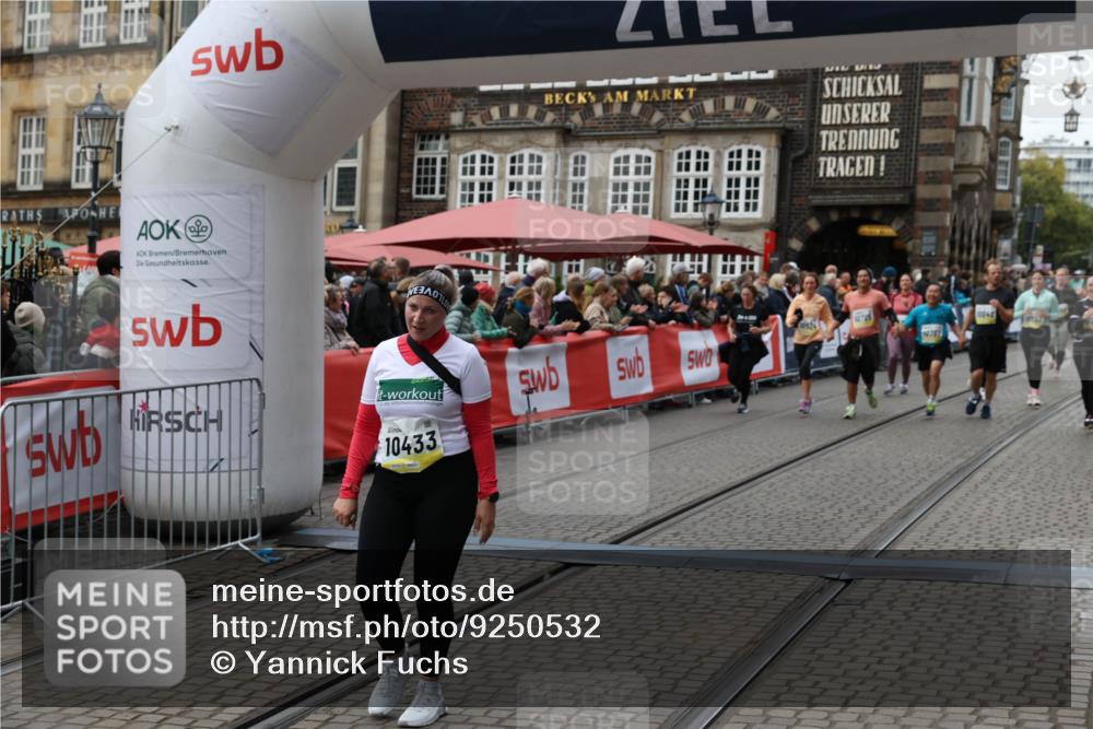 05.10.2025 - 20. swb-Marathon Bremen Yannick Fuchs http://msf.ph/oto/9250532 05.10.2025 11:13:46 Ziel 9242, 10433, 10574, 10707, 11385 meine-sportfotos.de