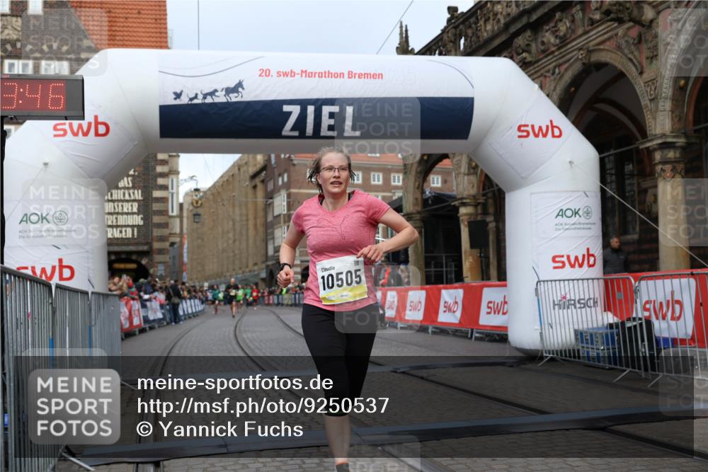 05.10.2025 - 20. swb-Marathon Bremen Yannick Fuchs http://msf.ph/oto/9250537 05.10.2025 10:44:35 Ziel 9361, 10505, 10666 meine-sportfotos.de