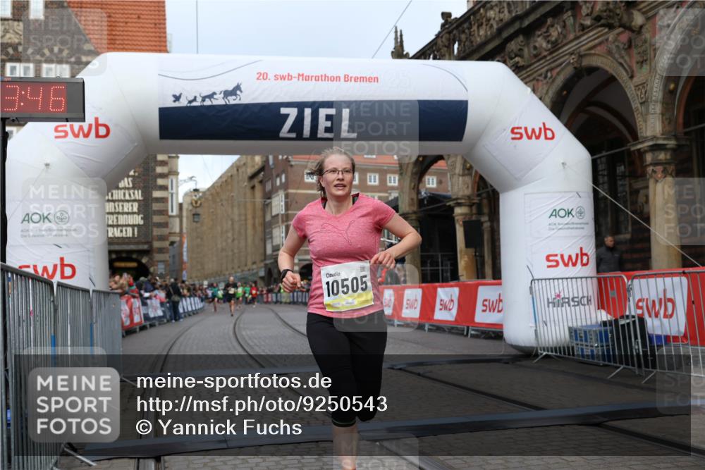 05.10.2025 - 20. swb-Marathon Bremen Yannick Fuchs http://msf.ph/oto/9250543 05.10.2025 10:44:35 Ziel 9361, 10505, 10666 meine-sportfotos.de
