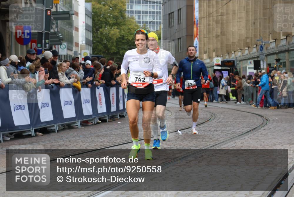 05.10.2025 - 20. swb-Marathon Bremen Strokosch-Dieckow http://msf.ph/oto/9250558 05.10.2025 12:48:33 Ziel 62, 603, 742 meine-sportfotos.de