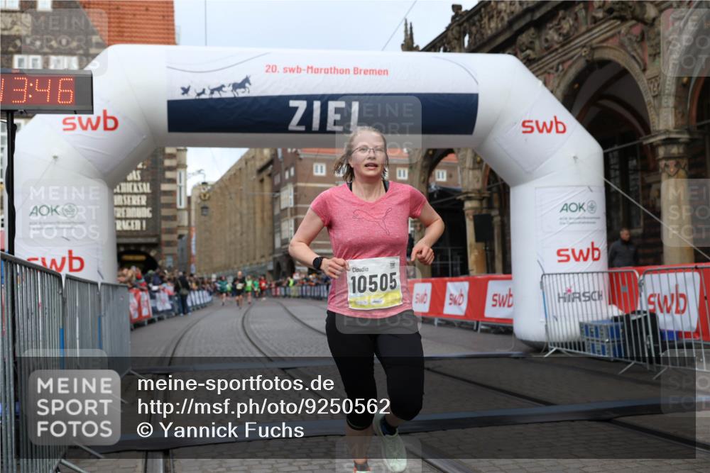 05.10.2025 - 20. swb-Marathon Bremen Yannick Fuchs http://msf.ph/oto/9250562 05.10.2025 10:44:35 Ziel 9361, 10505, 10666 meine-sportfotos.de