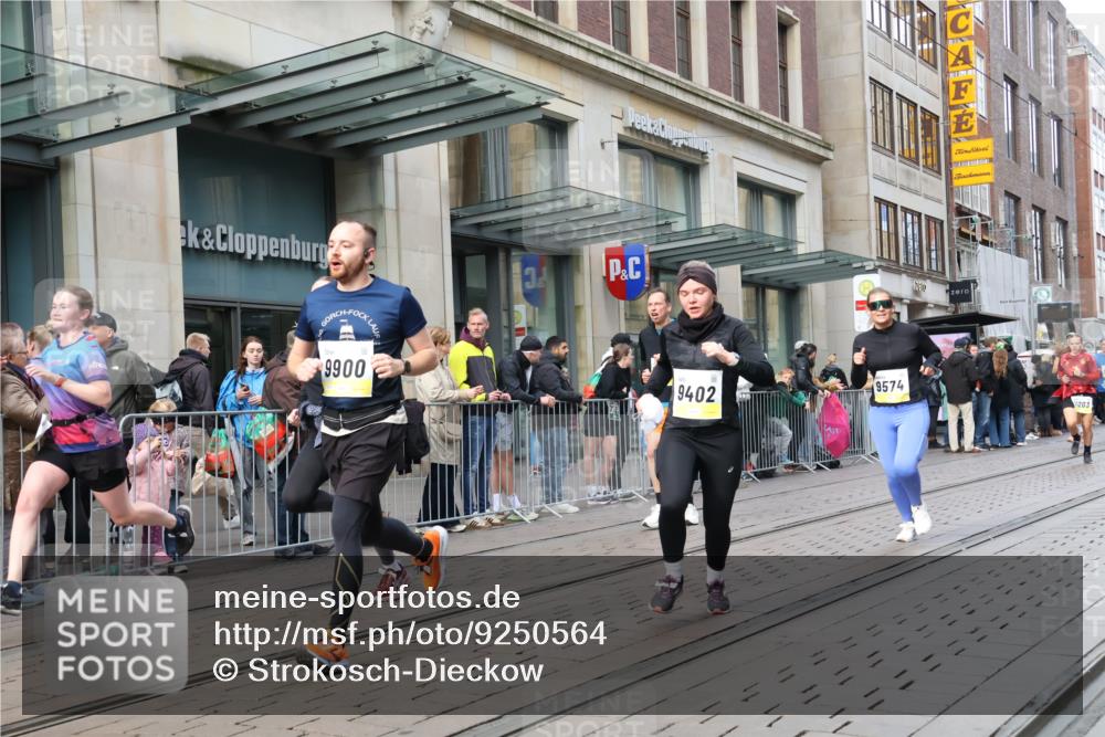 05.10.2025 - 20. swb-Marathon Bremen Strokosch-Dieckow http://msf.ph/oto/9250564 05.10.2025 10:53:59 Ziel 9392, 9402, 9407, 9574, 9633, 9900, 9935, 10032, 10097, 10234, 10402, 10533, 10810, 10915, 11040, 11151, 11203, 11271, 11347, 11449, 9392, 9402, 9407, 9574, 9633, 9900, 9935, 10032, 10097, 10234, 10402, 10533, 10810, 10915, 11040, 11151, 11203, 11271, 11347, 11449 meine-sportfotos.de