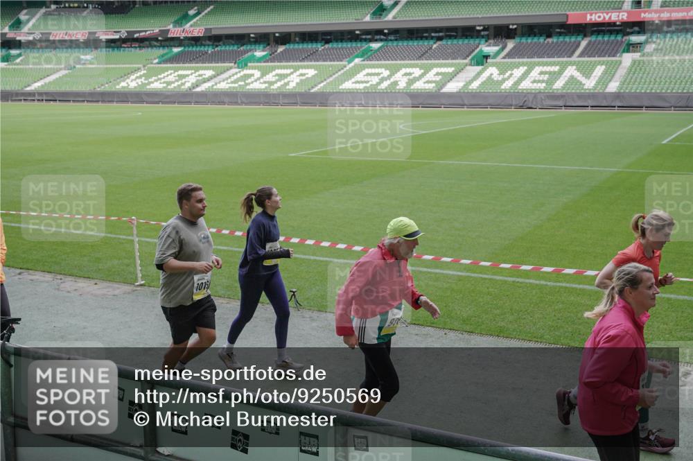 05.10.2025 - 20. swb-Marathon Bremen Michael Burmester http://msf.ph/oto/9250569 05.10.2025 10:40:26 Laufen im Stadion 7799, 8111, 9205, 9220, 9241, 9245, 9275, 9286, 9308, 9321, 9387, 9423, 9440, 9466, 9491, 9552, 9554, 9571, 9615, 9619, 9623, 9661, 9662, 9690, 9712, 9721, 9786, 9804, 9866, 9901, 9931, 9942, 9976, 10001, 10037, 10058, 10081, 10135, 10157, 10160, 10168, 10185, 10192, 10193, 10243, 10286, 10343, 10383, 10419, 10422, 10451, 10532, 10542, 10563, 10580, 10603, 10604, 10619, 10674, 10699, 10737, 11090, 11270, 7779, 7789, 7979, 9002, 9180, 9186, 9419, 11044 meine-sportfotos.de