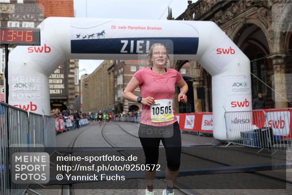 05.10.2025 - 20. swb-Marathon Bremen Yannick Fuchs http://msf.ph/oto/9250572 05.10.2025 10:44:35 Ziel 9361, 10505, 10666 meine-sportfotos.de