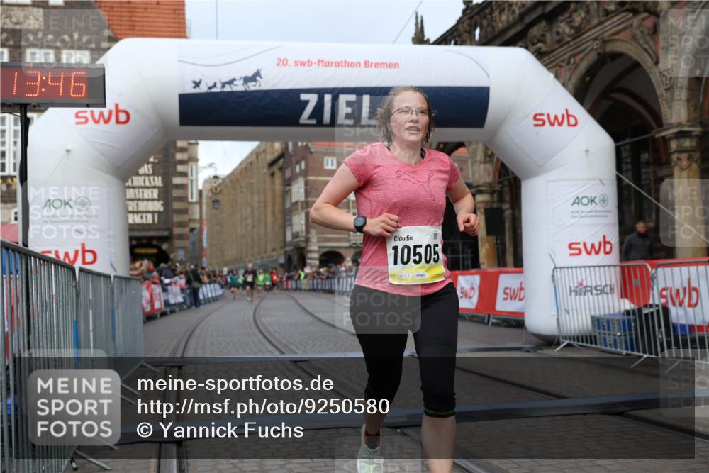 05.10.2025 - 20. swb-Marathon Bremen Yannick Fuchs http://msf.ph/oto/9250580 05.10.2025 10:44:35 Ziel 9361, 10505, 10666 meine-sportfotos.de