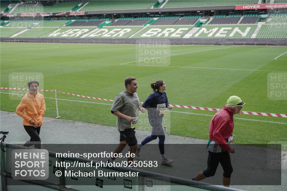 05.10.2025 - 20. swb-Marathon Bremen Michael Burmester http://msf.ph/oto/9250583 05.10.2025 10:40:27 Laufen im Stadion 7799, 8111, 9205, 9220, 9241, 9245, 9275, 9286, 9308, 9321, 9387, 9423, 9440, 9466, 9491, 9552, 9554, 9571, 9615, 9619, 9623, 9661, 9662, 9690, 9712, 9721, 9786, 9804, 9866, 9901, 9931, 9942, 9976, 10001, 10037, 10058, 10081, 10135, 10157, 10160, 10168, 10185, 10192, 10193, 10243, 10286, 10343, 10383, 10419, 10422, 10451, 10532, 10542, 10563, 10580, 10603, 10604, 10619, 10674, 10699, 10737, 11090, 11270, 7779, 7789, 7979, 9002, 9180, 9186, 9419, 11044 meine-sportfotos.de