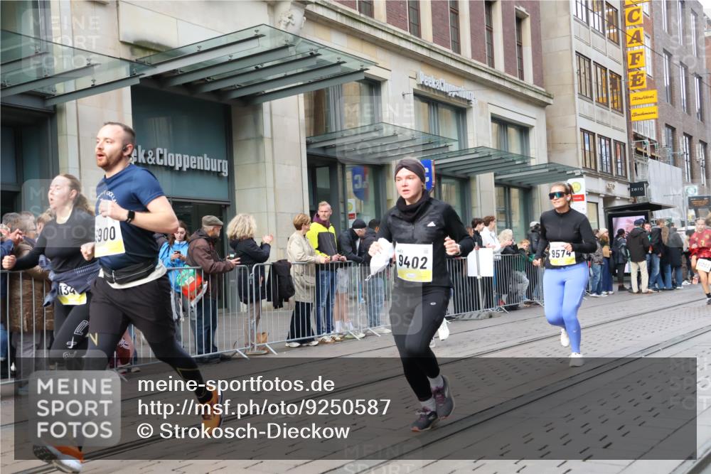 05.10.2025 - 20. swb-Marathon Bremen Strokosch-Dieckow http://msf.ph/oto/9250587 05.10.2025 10:53:59 Ziel 9392, 9402, 9407, 9574, 9633, 9900, 9935, 10032, 10097, 10234, 10402, 10533, 10810, 10915, 11040, 11151, 11203, 11271, 11347, 11449, 9392, 9402, 9407, 9574, 9633, 9900, 9935, 10032, 10097, 10234, 10402, 10533, 10810, 10915, 11040, 11151, 11203, 11271, 11347, 11449 meine-sportfotos.de