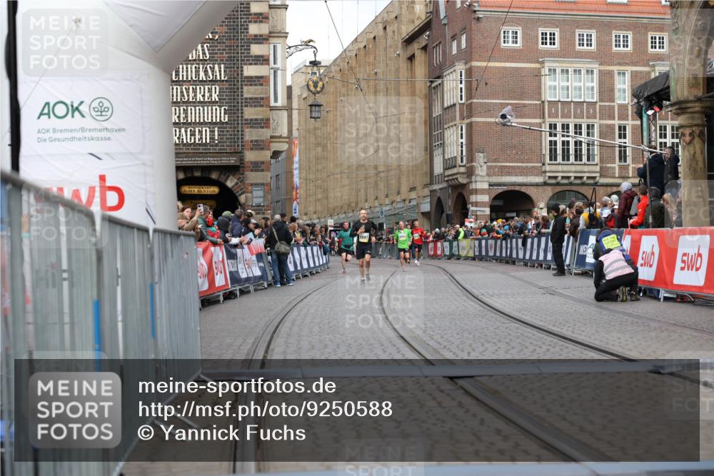 05.10.2025 - 20. swb-Marathon Bremen Yannick Fuchs http://msf.ph/oto/9250588 05.10.2025 10:44:36 Ziel 9361, 10505, 10666 meine-sportfotos.de