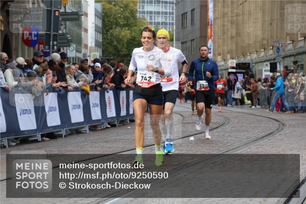 05.10.2025 - 20. swb-Marathon Bremen Strokosch-Dieckow http://msf.ph/oto/9250590 05.10.2025 12:48:34 Ziel 62, 603, 742 meine-sportfotos.de