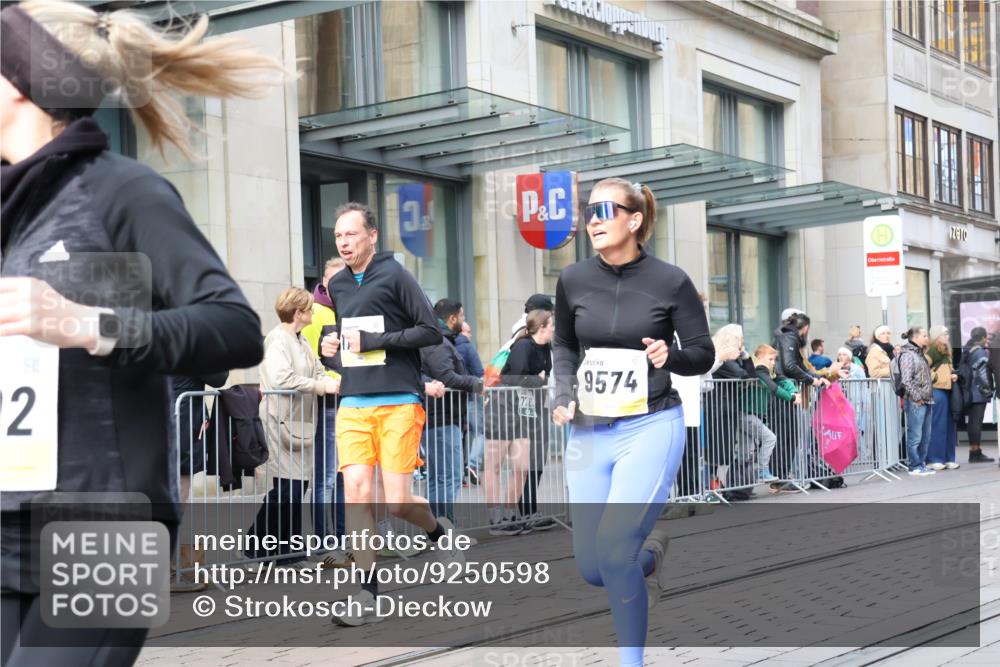 05.10.2025 - 20. swb-Marathon Bremen Strokosch-Dieckow http://msf.ph/oto/9250598 05.10.2025 10:54:00 Ziel 9392, 9402, 9407, 9574, 9633, 9900, 9935, 10032, 10097, 10178, 10234, 10402, 10533, 10810, 10915, 11040, 11045, 11089, 11151, 11203, 11271, 11347, 11449, 9392, 9402, 9407, 9574, 9633, 9900, 9935, 10032, 10097, 10178, 10234, 10402, 10533, 10810, 10915, 11040, 11045, 11089, 11151, 11203, 11271, 11347, 11449 meine-sportfotos.de