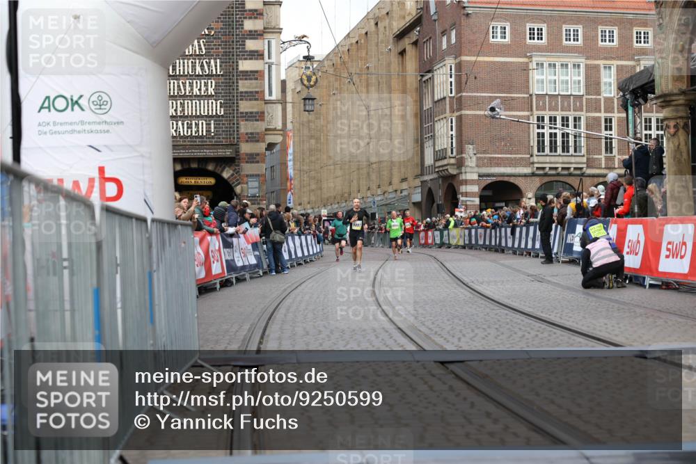 05.10.2025 - 20. swb-Marathon Bremen Yannick Fuchs http://msf.ph/oto/9250599 05.10.2025 10:44:36 Ziel 9361, 10505, 10666 meine-sportfotos.de