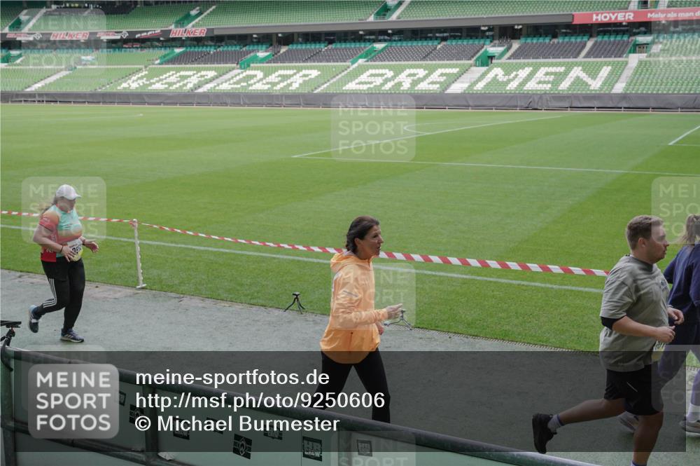 05.10.2025 - 20. swb-Marathon Bremen Michael Burmester http://msf.ph/oto/9250606 05.10.2025 10:40:28 Laufen im Stadion 7799, 8111, 9205, 9220, 9241, 9245, 9275, 9286, 9308, 9321, 9387, 9423, 9440, 9466, 9483, 9491, 9552, 9554, 9571, 9615, 9619, 9623, 9661, 9662, 9690, 9712, 9721, 9786, 9804, 9866, 9901, 9931, 9942, 9976, 10001, 10037, 10058, 10081, 10135, 10157, 10160, 10168, 10185, 10193, 10243, 10286, 10343, 10383, 10419, 10422, 10451, 10532, 10542, 10563, 10580, 10603, 10604, 10619, 10674, 10699, 10737, 11090, 11270, 7779, 7789, 7979, 9002, 9180, 9186, 9419, 9661, 11044 meine-sportfotos.de