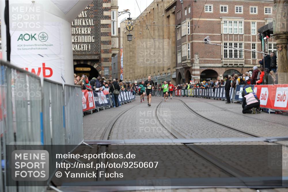 05.10.2025 - 20. swb-Marathon Bremen Yannick Fuchs http://msf.ph/oto/9250607 05.10.2025 10:44:36 Ziel 9361, 10505, 10666 meine-sportfotos.de