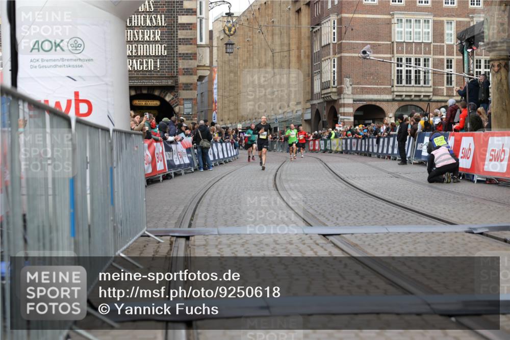 05.10.2025 - 20. swb-Marathon Bremen Yannick Fuchs http://msf.ph/oto/9250618 05.10.2025 10:44:37 Ziel 9361, 10505, 10666 meine-sportfotos.de