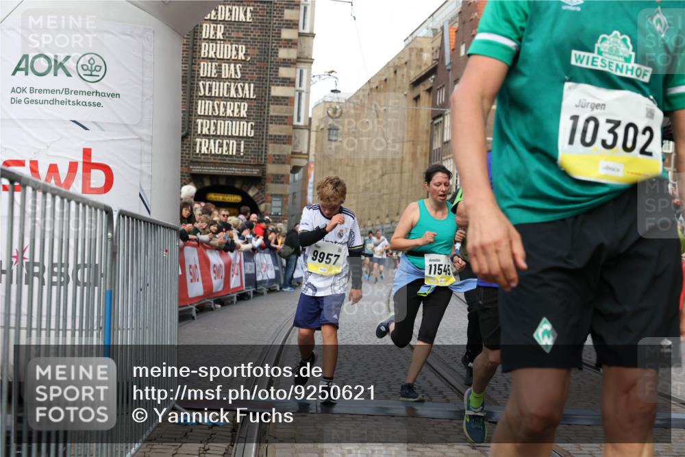 05.10.2025 - 20. swb-Marathon Bremen Yannick Fuchs http://msf.ph/oto/9250621 05.10.2025 10:53:35 Ziel 7193, 7251, 9263, 9717, 9868, 9957, 10057, 10302, 10335, 10369, 10468, 10655, 10934, 11174, 11545, 11616, 11716 meine-sportfotos.de