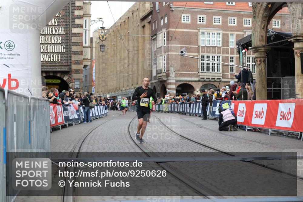 05.10.2025 - 20. swb-Marathon Bremen Yannick Fuchs http://msf.ph/oto/9250626 05.10.2025 10:44:41 Ziel 9897, 11666 meine-sportfotos.de