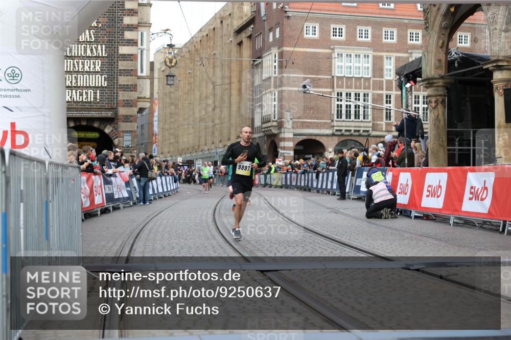 05.10.2025 - 20. swb-Marathon Bremen Yannick Fuchs http://msf.ph/oto/9250637 05.10.2025 10:44:41 Ziel 9897, 11666 meine-sportfotos.de
