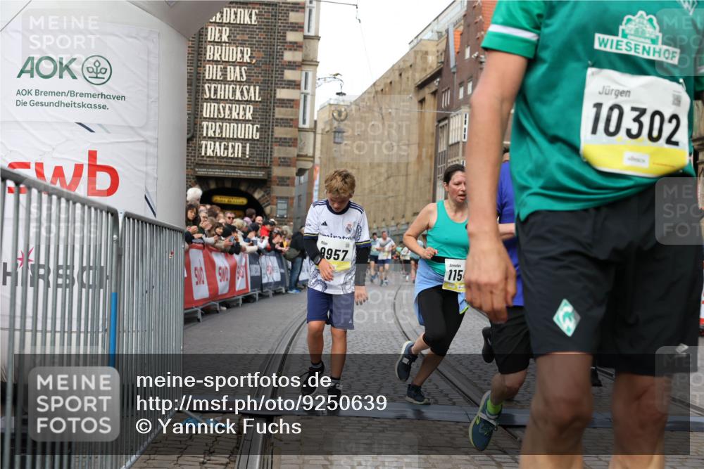 05.10.2025 - 20. swb-Marathon Bremen Yannick Fuchs http://msf.ph/oto/9250639 05.10.2025 10:53:35 Ziel 7193, 7251, 9263, 9717, 9868, 9957, 10057, 10302, 10335, 10369, 10468, 10655, 10934, 11174, 11545, 11616, 11716 meine-sportfotos.de