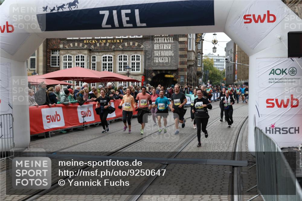 05.10.2025 - 20. swb-Marathon Bremen Yannick Fuchs http://msf.ph/oto/9250647 05.10.2025 11:13:48 Ziel 9242, 9899, 10040, 10364, 10433, 10574, 10705, 10707, 10957, 11060, 11264, 11385 meine-sportfotos.de