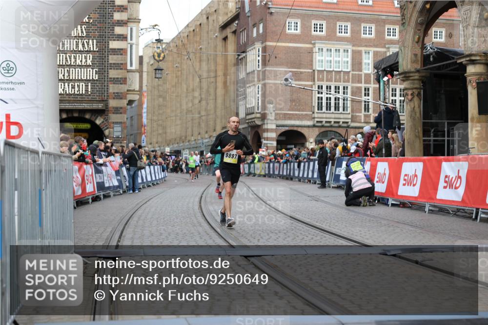 05.10.2025 - 20. swb-Marathon Bremen Yannick Fuchs http://msf.ph/oto/9250649 05.10.2025 10:44:41 Ziel 9897, 11666 meine-sportfotos.de