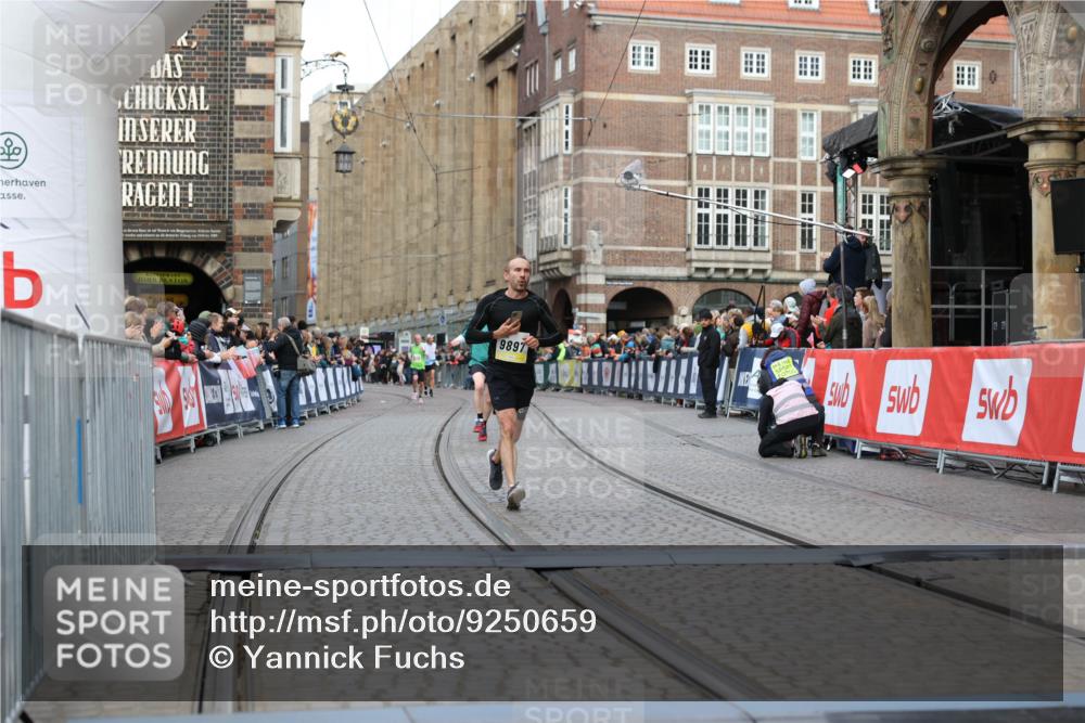 05.10.2025 - 20. swb-Marathon Bremen Yannick Fuchs http://msf.ph/oto/9250659 05.10.2025 10:44:41 Ziel 9897, 11666 meine-sportfotos.de