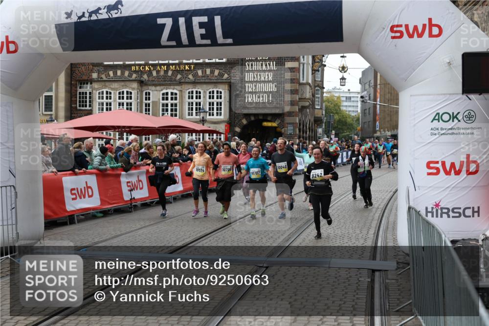 05.10.2025 - 20. swb-Marathon Bremen Yannick Fuchs http://msf.ph/oto/9250663 05.10.2025 11:13:48 Ziel 9242, 9899, 10040, 10364, 10433, 10574, 10705, 10707, 10957, 11060, 11264, 11385 meine-sportfotos.de