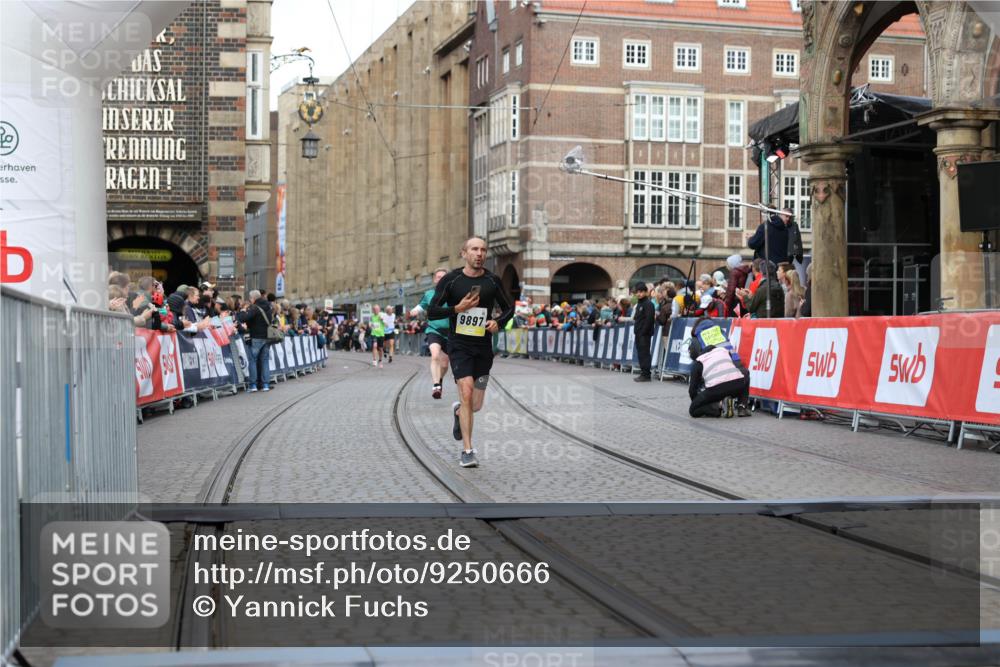 05.10.2025 - 20. swb-Marathon Bremen Yannick Fuchs http://msf.ph/oto/9250666 05.10.2025 10:44:41 Ziel 9897, 11666 meine-sportfotos.de