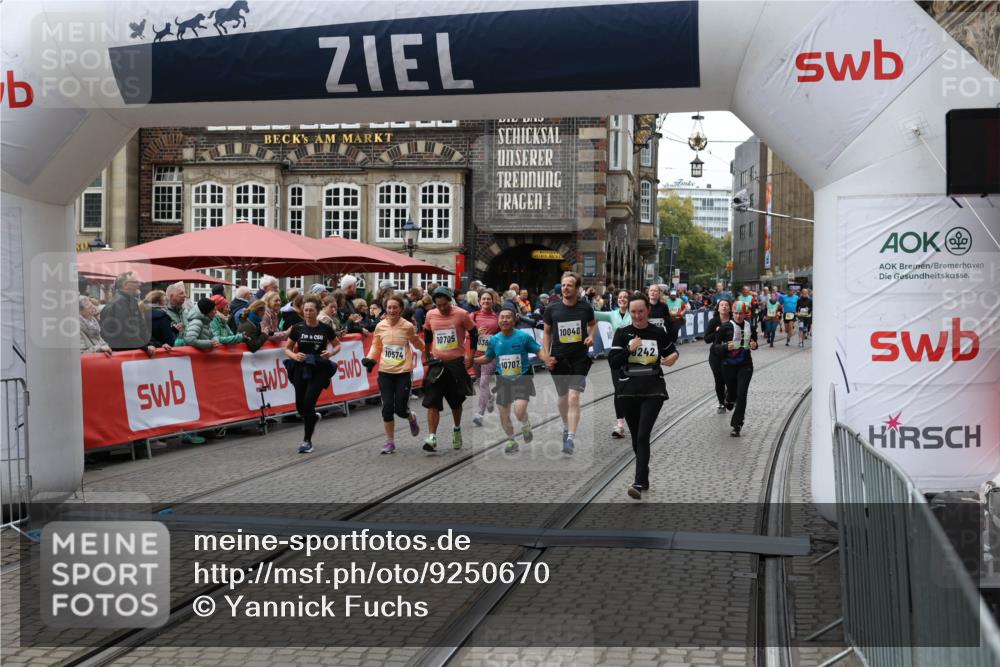 05.10.2025 - 20. swb-Marathon Bremen Yannick Fuchs http://msf.ph/oto/9250670 05.10.2025 11:13:48 Ziel 9242, 9899, 10040, 10364, 10433, 10574, 10705, 10707, 10957, 11060, 11264, 11385 meine-sportfotos.de