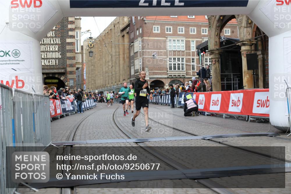 05.10.2025 - 20. swb-Marathon Bremen Yannick Fuchs http://msf.ph/oto/9250677 05.10.2025 10:44:41 Ziel 9897, 11666 meine-sportfotos.de