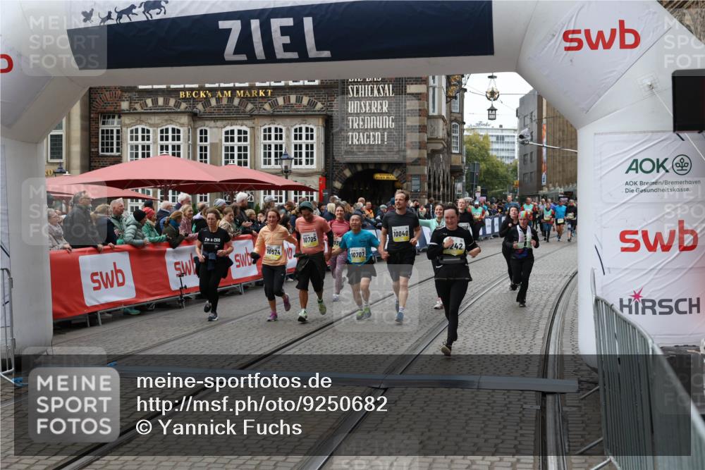 05.10.2025 - 20. swb-Marathon Bremen Yannick Fuchs http://msf.ph/oto/9250682 05.10.2025 11:13:48 Ziel 9242, 9899, 10040, 10364, 10433, 10574, 10705, 10707, 10957, 11060, 11264, 11385 meine-sportfotos.de