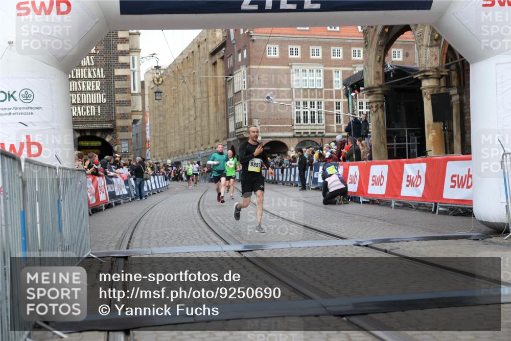 05.10.2025 - 20. swb-Marathon Bremen Yannick Fuchs http://msf.ph/oto/9250690 05.10.2025 10:44:41 Ziel 9897, 11666 meine-sportfotos.de