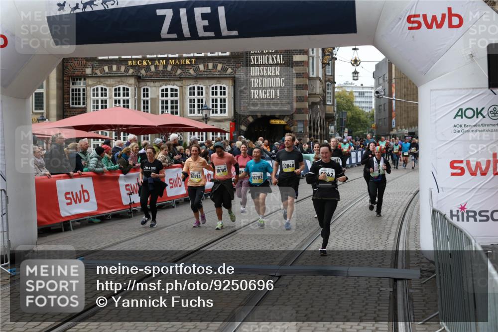 05.10.2025 - 20. swb-Marathon Bremen Yannick Fuchs http://msf.ph/oto/9250696 05.10.2025 11:13:48 Ziel 9242, 9899, 10040, 10364, 10433, 10574, 10705, 10707, 10957, 11060, 11264, 11385 meine-sportfotos.de