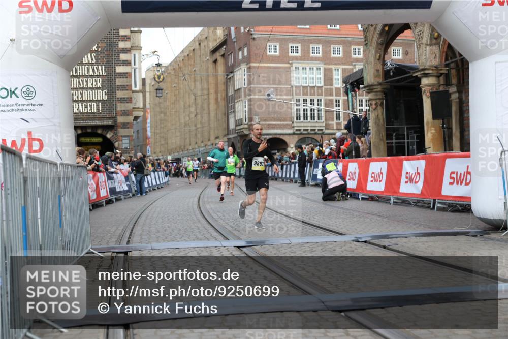 05.10.2025 - 20. swb-Marathon Bremen Yannick Fuchs http://msf.ph/oto/9250699 05.10.2025 10:44:41 Ziel 9897, 11666 meine-sportfotos.de