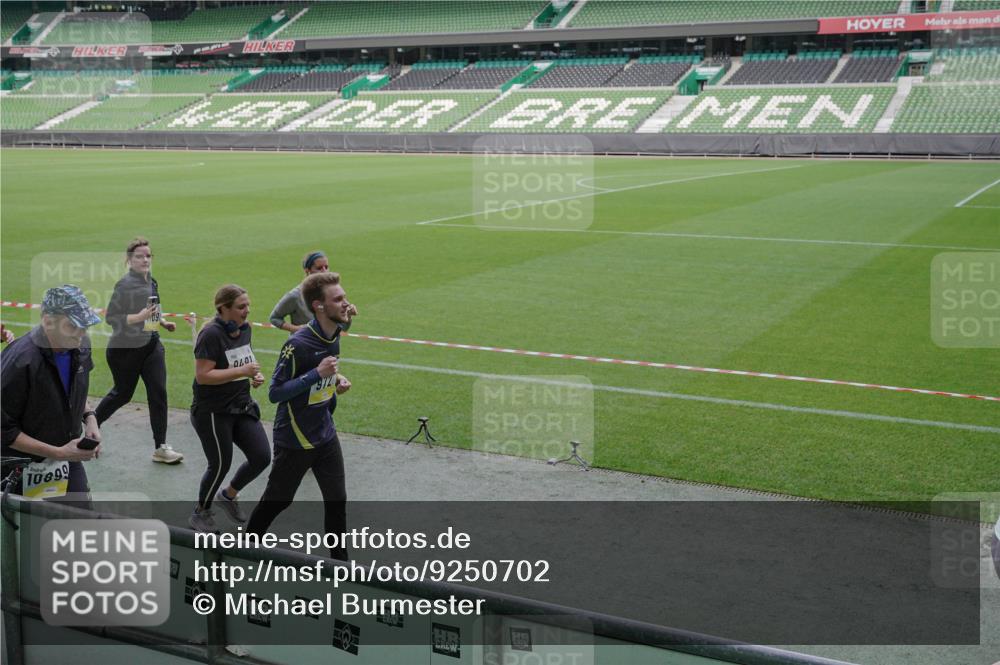 05.10.2025 - 20. swb-Marathon Bremen Michael Burmester http://msf.ph/oto/9250702 05.10.2025 10:40:31 Laufen im Stadion 7799, 8111, 9205, 9220, 9241, 9245, 9275, 9286, 9308, 9321, 9387, 9423, 9438, 9440, 9466, 9483, 9491, 9552, 9554, 9571, 9615, 9619, 9623, 9662, 9690, 9712, 9721, 9804, 9853, 9866, 9892, 9901, 9931, 9942, 9976, 10001, 10037, 10058, 10081, 10135, 10157, 10160, 10168, 10193, 10243, 10286, 10343, 10383, 10419, 10422, 10451, 10532, 10542, 10563, 10580, 10603, 10604, 10619, 10674, 10699, 10737, 11090, 11270, 7779, 7789, 9180, 9186, 9419, 9661, 9662, 11044 meine-sportfotos.de