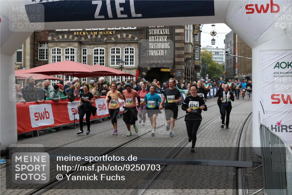 05.10.2025 - 20. swb-Marathon Bremen Yannick Fuchs http://msf.ph/oto/9250703 05.10.2025 11:13:48 Ziel 9242, 9899, 10040, 10364, 10433, 10574, 10705, 10707, 10957, 11060, 11264, 11385 meine-sportfotos.de