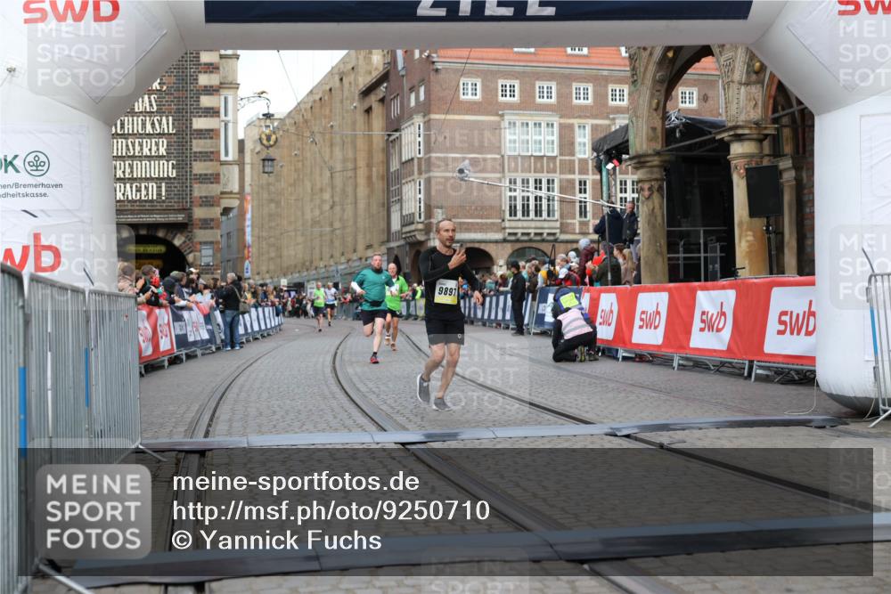 05.10.2025 - 20. swb-Marathon Bremen Yannick Fuchs http://msf.ph/oto/9250710 05.10.2025 10:44:41 Ziel 9897, 11666 meine-sportfotos.de