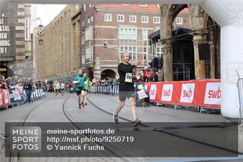 05.10.2025 - 20. swb-Marathon Bremen Yannick Fuchs http://msf.ph/oto/9250719 05.10.2025 10:44:42 Ziel 9897, 11666 meine-sportfotos.de