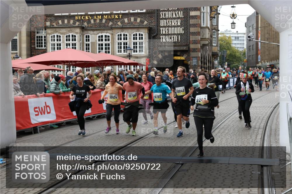 05.10.2025 - 20. swb-Marathon Bremen Yannick Fuchs http://msf.ph/oto/9250722 05.10.2025 11:13:49 Ziel 9242, 9899, 10040, 10364, 10433, 10574, 10705, 10707, 10957, 11060, 11068, 11264, 11385 meine-sportfotos.de