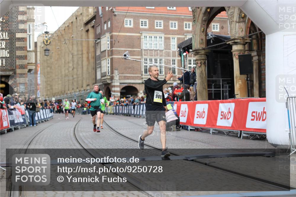 05.10.2025 - 20. swb-Marathon Bremen Yannick Fuchs http://msf.ph/oto/9250728 05.10.2025 10:44:42 Ziel 9897, 11666 meine-sportfotos.de