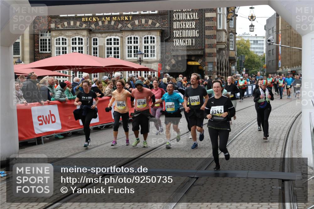 05.10.2025 - 20. swb-Marathon Bremen Yannick Fuchs http://msf.ph/oto/9250735 05.10.2025 11:13:49 Ziel 9242, 9899, 10040, 10364, 10433, 10574, 10705, 10707, 10957, 11060, 11068, 11264, 11385 meine-sportfotos.de