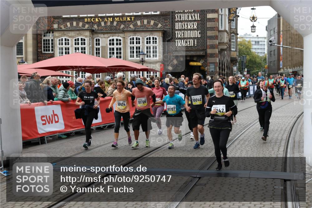 05.10.2025 - 20. swb-Marathon Bremen Yannick Fuchs http://msf.ph/oto/9250747 05.10.2025 11:13:49 Ziel 9242, 9899, 10040, 10364, 10433, 10574, 10705, 10707, 10957, 11060, 11068, 11264, 11385 meine-sportfotos.de